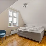 - Charming 3 Bedroom With Views! شقة