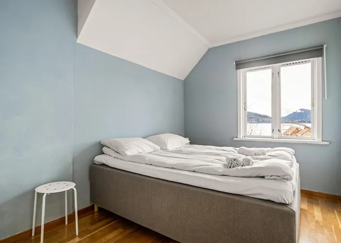 - Charming 3 Bedroom With Views! Lägenhet Bergen