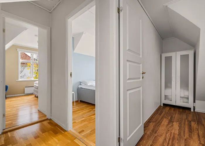 - Charming 3 Bedroom With Views! Lägenhet