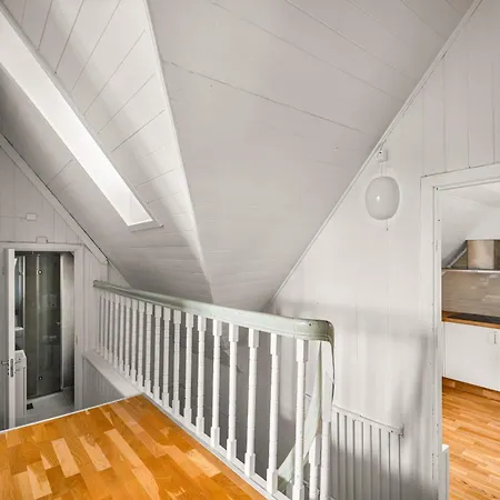 아파트 - Charming 3 Bedroom With Views!