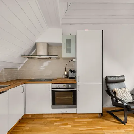 아파트 - Charming 3 Bedroom With Views! *